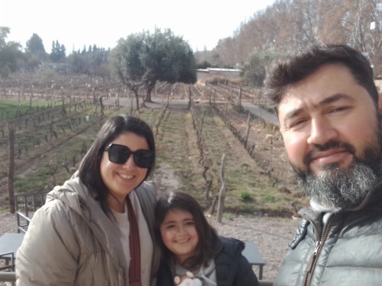 Laura junto a su familia en un dia de bodegas