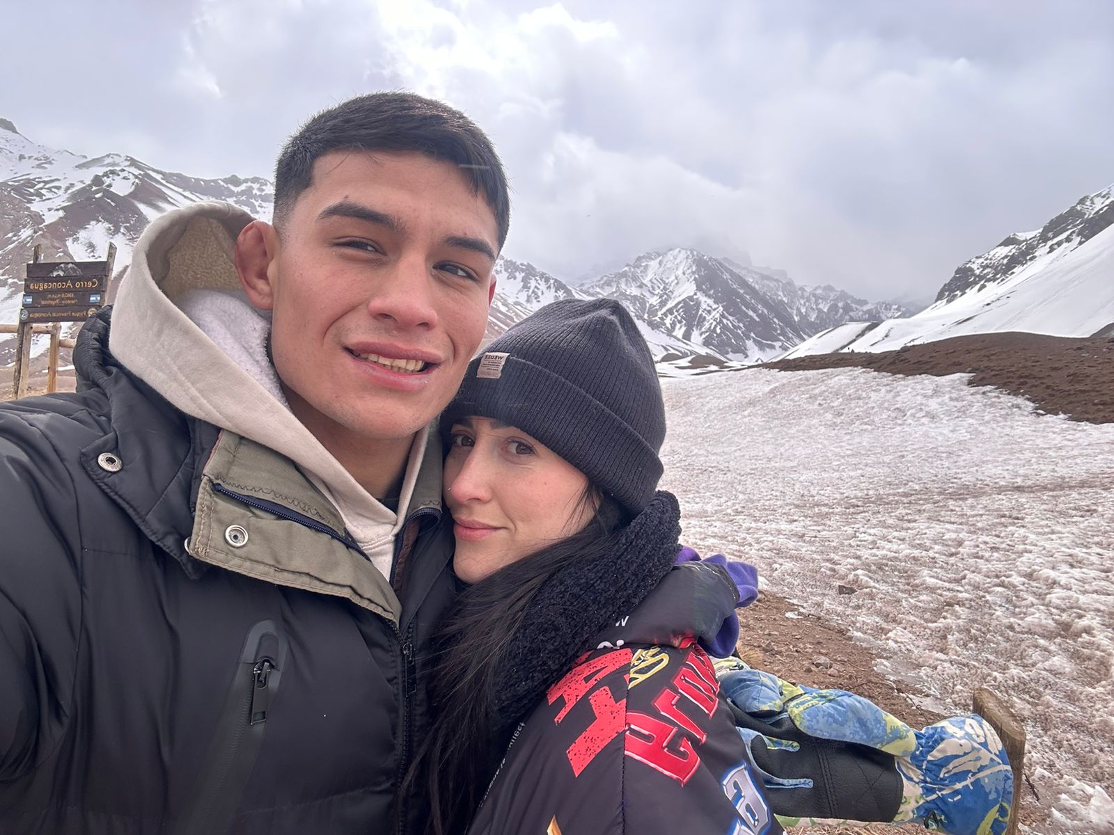 Dia de nieve de Agostina junto a su pareja