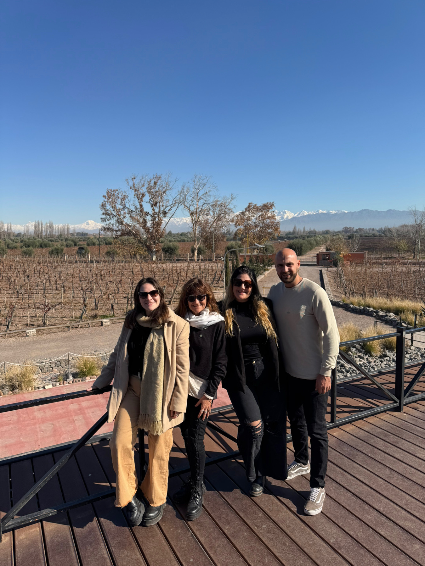 CECILIA Y SU DIA DE BODEGAS JUNTO A SUS ACOMPAÑANTES