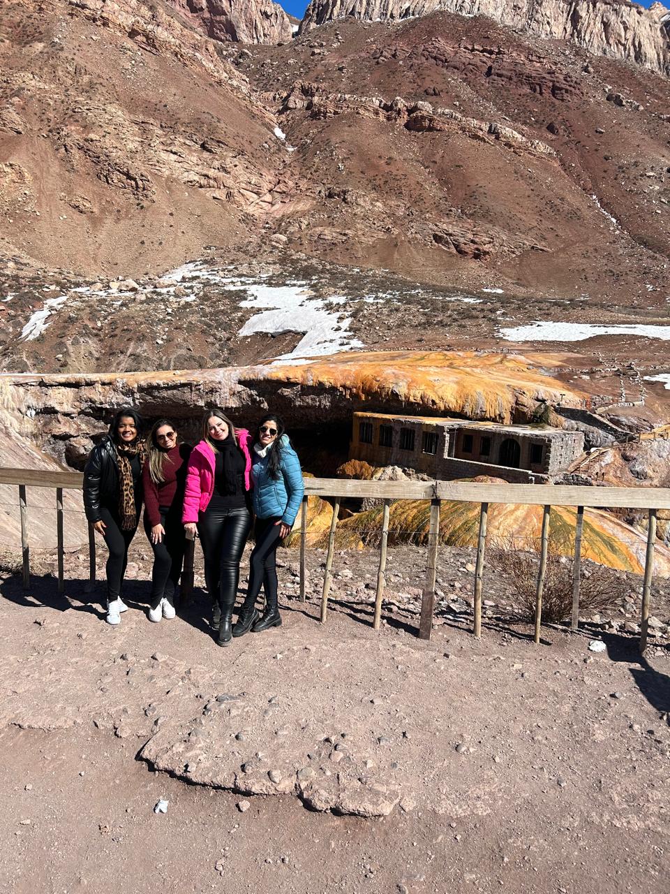 Roberta junto a sus amigas en la nieve